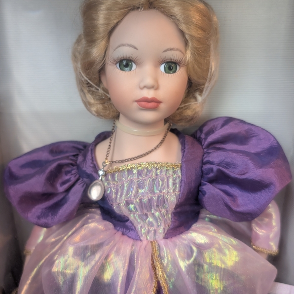 Authentic NIOB Collectible Memories Handcrafted Porcelain Cinderella Doll - Picture 3 of 13